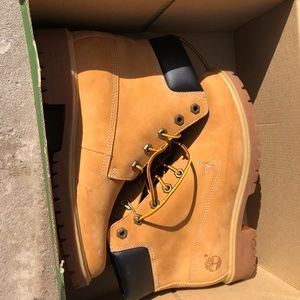 Women’s Timberland premium 6 inch waterproof boots size 6.5